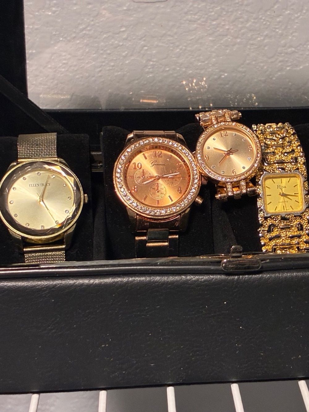 watch case with 5 watches included